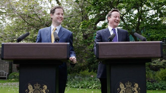 Премьер-министр Дэвид Кэмерон (справа) и вице-премьер Ник Клегг шутят, когда они проводят свою первую совместную пресс-конференцию в саду Даунинг-стрит 12 мая 2010 года в Лондоне, Англия