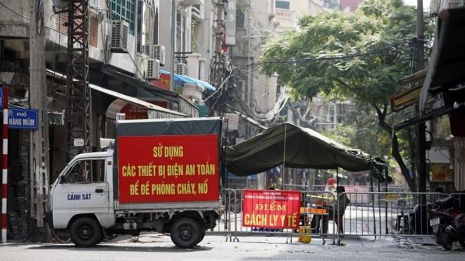 Canh gác khu vực cách ly tại một con phố ở Hà Nội, Việt Nam, ngày 19 tháng 7 năm 2021.