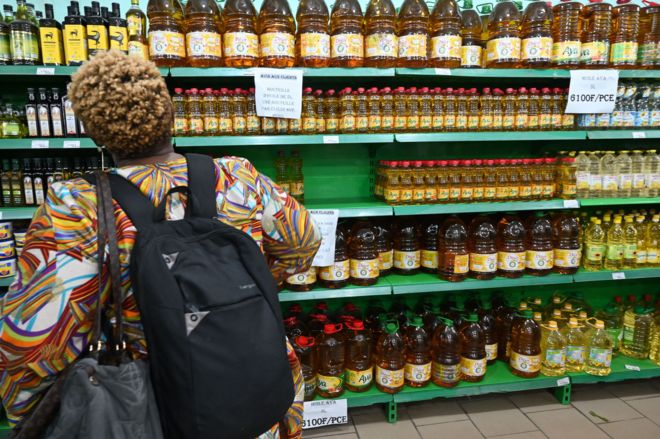 Une femme fait ses courses dans un supermarché à Abidjan, Côte d'Ivoire, le 24 février 2023.