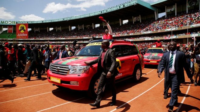 Президент Кении Ухуру Кеньятта машет сторонникам, когда он прибывает на стадион Касарани для официального запуска Юбилейной партии в преддверии всеобщих выборов 2017 года в столице Кении Найроби, 10 сентября 2016 года.
