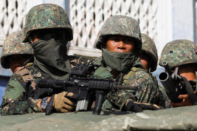 Члены филиппинских морских пехотинцев изображены на борту транспортного средства, поскольку все больше солдат укрепляются для борьбы с группой Маут в городе Марави на юге Филиппин 29 мая 2017 года.