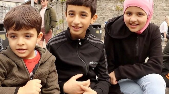 عائلة سورية تطلع لاجئين أفغان على الحياة في ويلز