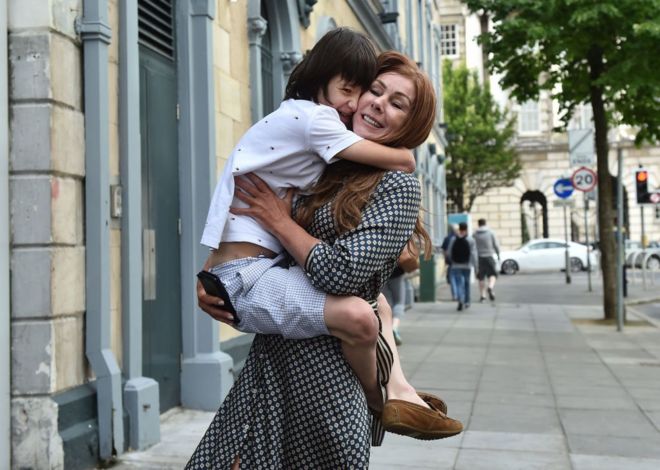 Шарлотта Колдуэлл обнимает своего сына Билли