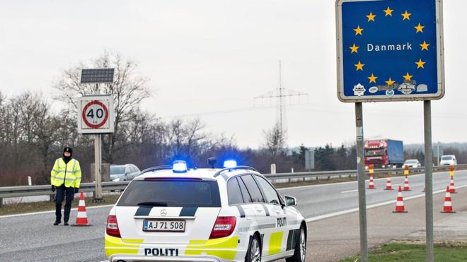 Сотрудники датской полиции проверяют транспортные средства в пограничном городе Падборг