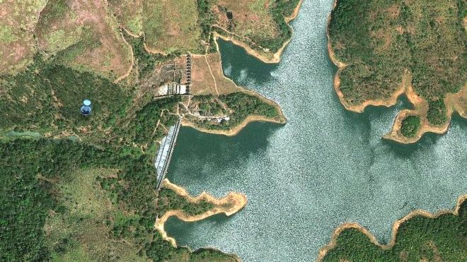 தற்போதுள்ள முல்லைப் பெரியாறு அணையும் புதிதாக கட்டத் திட்டமிடப்பட்டுள்ள இடமும்