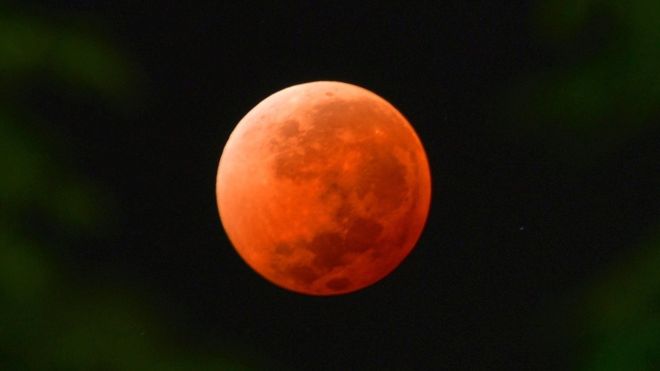 Lua vermelha fotografada no Uruguai