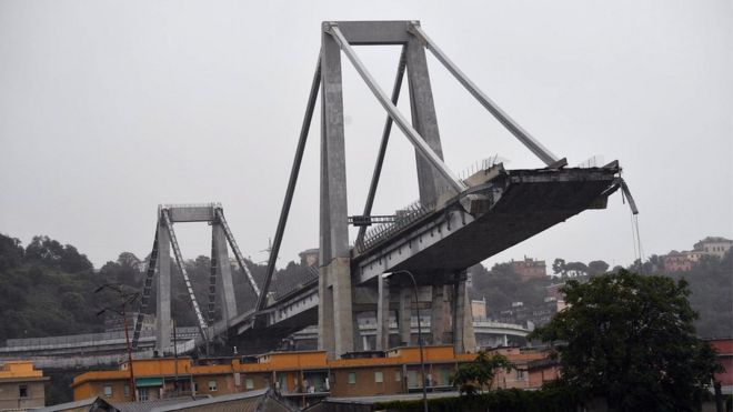 Разрушенный мост Моранди виден в итальянском портовом городе Генуя 14 августа 2018 года