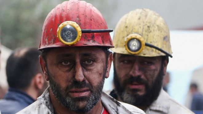 Mineros en la mina donde ocurrió la explosión en Turquía