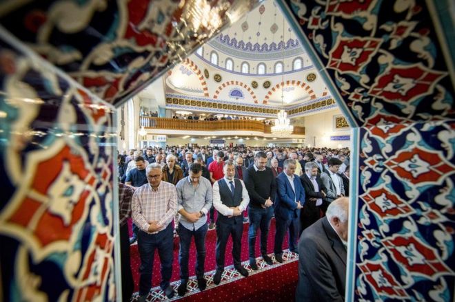 Мусульмане совершают молитву Ид аль-Фитр в мечети Мевлана в Роттердаме 15 июня 2018 года