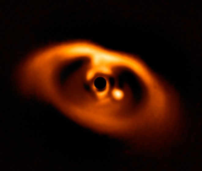 Esta es la primera imagen conocida del nacimiento de un planeta. En la imagen, el nuevo planeta corresponde al punto amarillo a la derecha del cÃ­rculo oscuro en el centro de la fotografÃ­a.
