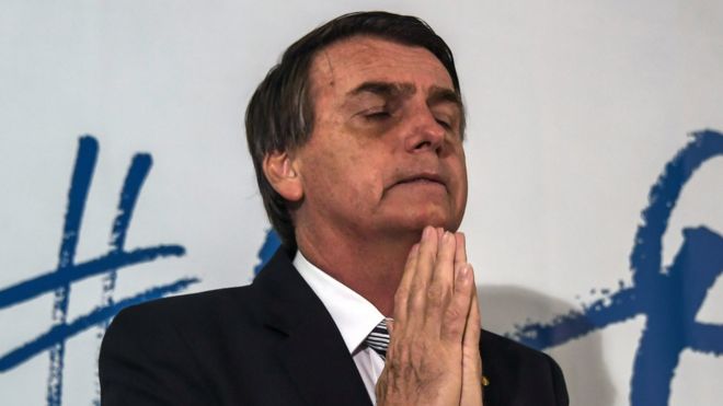 Депутат Бразилии Жаир Больсонаро жестами на пресс-конференции, на которой он звонил, чтобы объявить о своем намерении баллотироваться в президенты Бразилии на президентских выборах в октябре 2018 года в отеле в Рио-де-Жанейро 10 августа 2017 года.