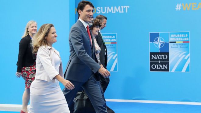 Министр иностранных дел Канады Кристиа Фриланд (C) и премьер-министр Канады Джастин Трюдо (3R) прибывают на второй день саммита НАТО в Брюсселе 12 июля 2018 года