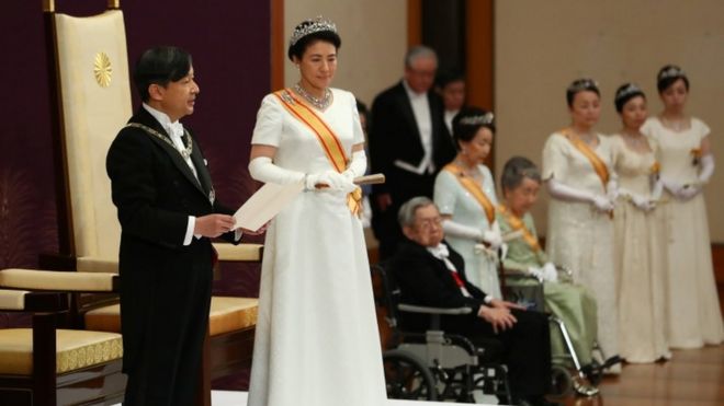 Император Нарухито и Императрица Масако на своем первом выступлении в качестве императора в Токио (1 мая 2019 года)