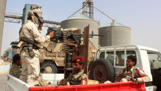 Проправительственные солдаты у йеменской компании Red Sea Mills в Худайде (22 января 2019 года)