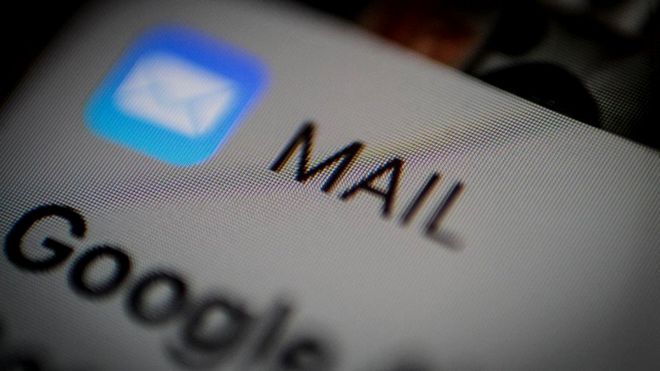 Gmail компании Google стала одной из первых крупных систем электронной почты, использующих искусственный интеллект, предугадывающий, какие слова собирается написать пользователь, отвечая на письмо