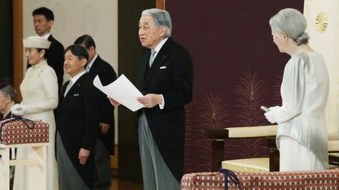 Император Японии Акихито, в окружении императрицы Мичико, произносит свой последний адрес как императора