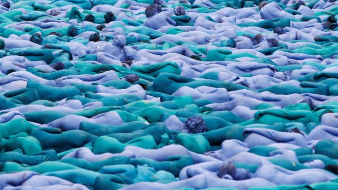 Тысячи обнаженных и раскрашенных синей краской жителей британского приморского города Халл приняли участие в перформансе известного американского фотографа Спенсера Туника "Море Халла".