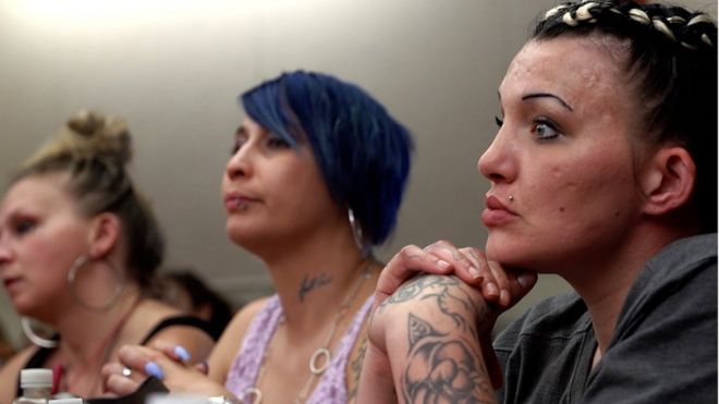 Mulheres na corte que julga casos de tráfico de pessoas