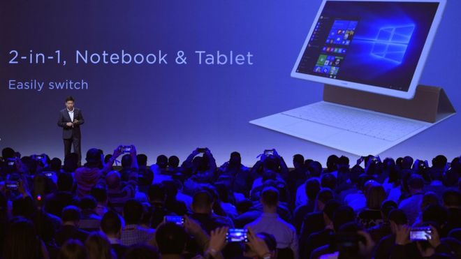 Генеральный директор Ричард Ю представляет аксессуары нового продукта Matebook