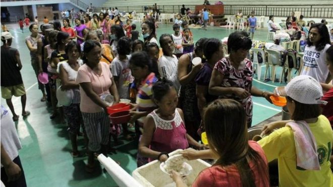 Люди видны внутри эвакуационного центра, готовящегося к тайфуну Мангхут в Кагаяне, Филиппины, на фотографии, сделанной LGU Гонзага Кагаян 13 сентября 2018 года из социальных сетей.