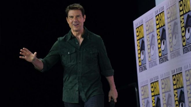 Актер Том Круз неожиданно появился для продвижения Top Gun: Maverick на Comic Con в Сан-Диего в 2019 году