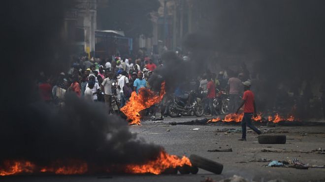Протестующие в столице Гаити Порт-о-Пренсе