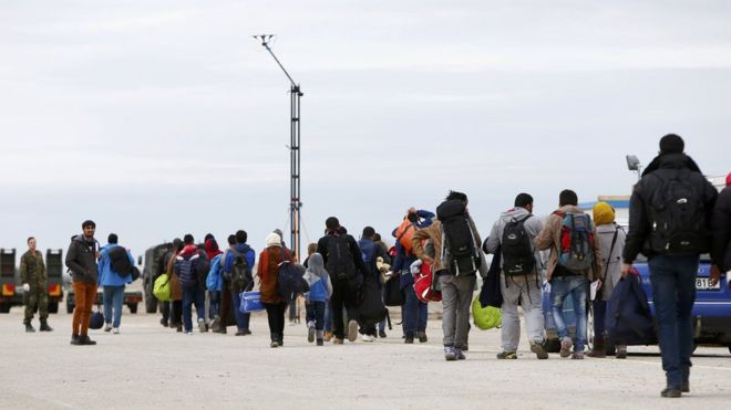 Беженцы и мигранты прибывают в Эрдинг, Бавария (27 января)