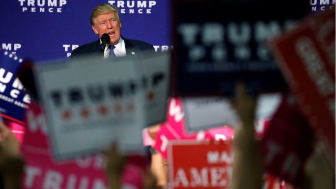 Кандидат в президенты США от республиканцев Дональд Трамп проводит предвыборный митинг во Флетчере, штат Северная Каролина, США 21 октября 2016 года