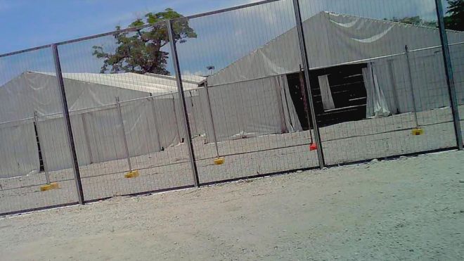 Размещение в палатках в австралийском оффшорном центре заключения на Науру