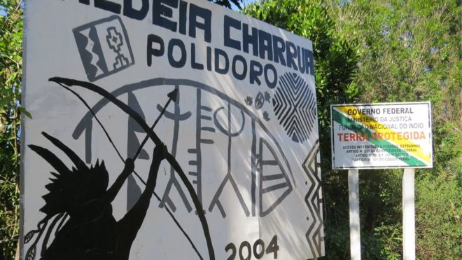 Placa na entrada da aldeia charrua Polidoro, em Porto Alegre