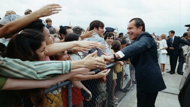 Президент Никсон приветствует доброжелателя в Остине, штат Техас, в 1971 году