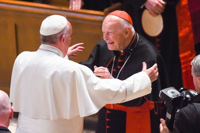 Папа обнимает экс-архиепископа Теодора Маккаррика во время визита в Вашингтон в 2015 году