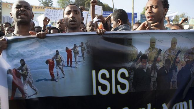 Эфиопские демонстранты в Аддис-Абебе держат плакат во время митинга - среда, 22 апреля 2015 года