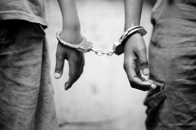 Крупный план детей в наручниках