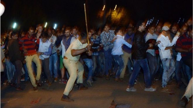 В канун Нового года полиция отбила толпу в Бангалоре