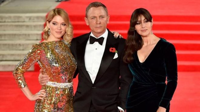 007映画「スペクター」のロイヤル・プレミアでダニエル・クレイグとモニカ・ベルッチ（右）、レア・セドゥ