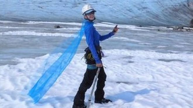 Celeste Labedz posa junto a su capa en el glaciar
