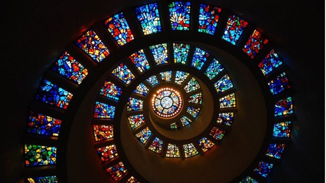 El vitral en espiral de la Capilla de Acción de Gracias, Dallas, Texas, Estados Unidos representa la secuencia de Fibonacci.