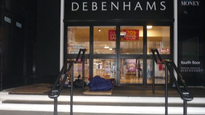 Бездомные спят в дверях Дебенхамса в Норвиче