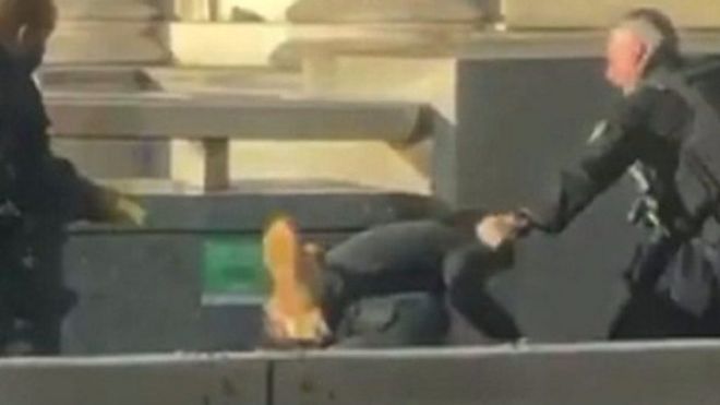 بالفيديو: شرطة لندن تقتل رجلا بعد طعن عدة أشخاص