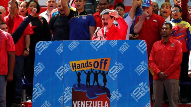 Президент Венесуэлы Николас Мадуро махает сторонникам во время митинга в поддержку правительства в Каракасе