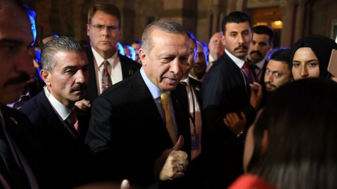 Президент Турции Тайип Эрдоган благодарит сторонников за пределами отеля The Peninsula в кулуарах Генеральной Ассамблеи ООН в Манхэттене, Нью-Йорк, США, 20 сентября 2017 года.