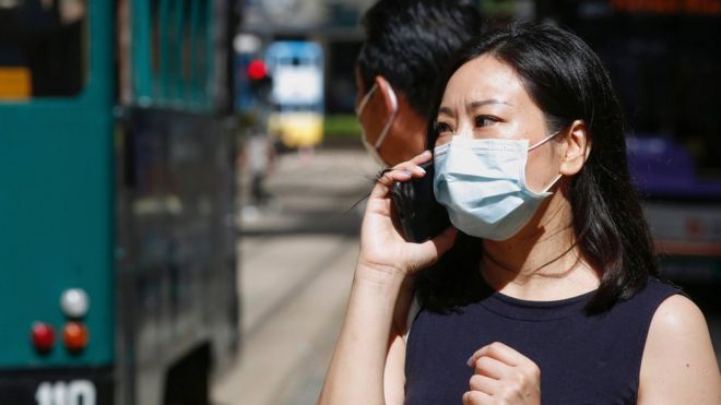 Женщина носит хирургическую маску после вспышки коронавирусной болезни (COVID-19) в Гонконге, Китай, 17 июля 2020 г.