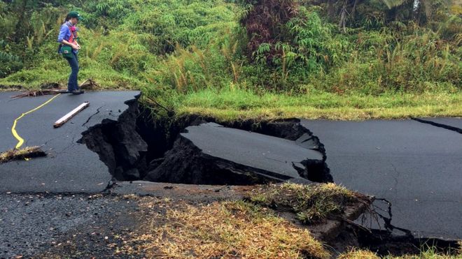 Геолог осматривает трещины на дороге в поместье Лейлани после извержения вулкана Килауэа на Гавайях 17 мая 2018 года.