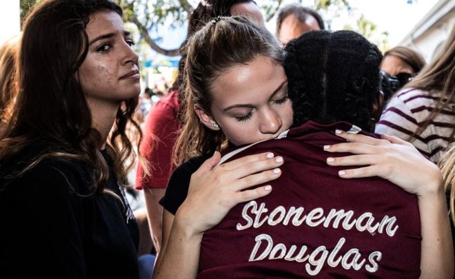 Ученики средней школы имени Марджори Стоунмана Дугласа в Паркленде, штат Флорида, посещают мемориал после смертельного обстрела 16 февраля 2018 года