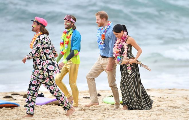 Герцог и герцогиня ходят босиком по пляжу Бонди