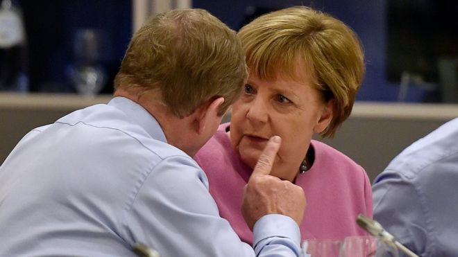 Премьер-министр Ирландии Энда Кенни и канцлер Германии Ангела Меркель на саммите ЕС в Брюсселе (19 февраля)