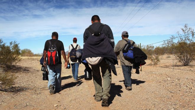 Мексиканские иммигранты идут через пустыню Сонора после незаконного пересечения границы США и Мексики 19 января 2011 года в страну Тохоно О'Дхам, Аризона.