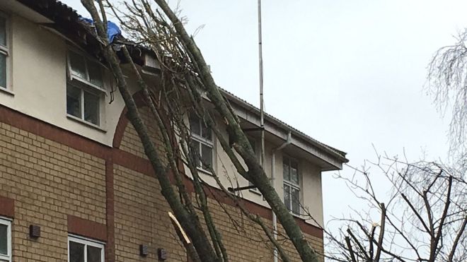 Штормовые повреждения квартир в Робертсон Драйв в Бристоле