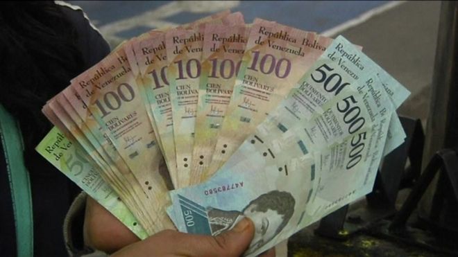 Венесуэльцы выстроились в длинные очереди к банкоматам за новыми боливарами. Президент страны надеется, что новые банкноты помогут Венесуэле преодолеть экономический кризис.